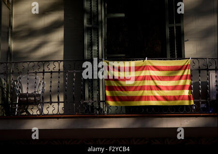 Barcelona, Katalonien, Spanien. 25. Sep 2015. Eine katalanische Flagge hängt von einem Balkon in Barcelona am 25. September 2015. Am kommenden Sonntag findet Regionalwahlen in Katalonien statt. Umfragen zeigen, dass Unabhängigkeit Parteien die absolute Mehrheit erhalten könnte. Bildnachweis: Jordi Boixareu/ZUMA Draht/Alamy Live-Nachrichten Stockfoto