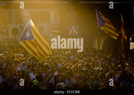 Barcelona, Katalonien, Spanien. 25. Sep 2015. Estelades (katalanische trachtenden Fahnen) gelten während der abschließenden Kampagne-Rallye "Junts PEL Si" (gemeinsam für Ja) in Barcelona am 25. September 2015. Am kommenden Sonntag findet Regionalwahlen in Katalonien statt. Umfragen zeigen, dass Unabhängigkeit Parteien die absolute Mehrheit erhalten könnte. Bildnachweis: Jordi Boixareu/ZUMA Draht/Alamy Live-Nachrichten Stockfoto