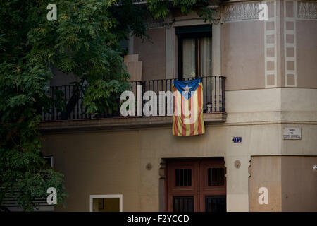 Barcelona, Katalonien, Spanien. 25. Sep 2015. Ein Estelada (katalanische trachtenden Flag) hängt von einem Balkon in Barcelona am 25. September 2015. Am kommenden Sonntag findet Regionalwahlen in Katalonien statt. Umfragen zeigen, dass Unabhängigkeit Parteien die absolute Mehrheit erhalten könnte. Bildnachweis: Jordi Boixareu/ZUMA Draht/Alamy Live-Nachrichten Stockfoto