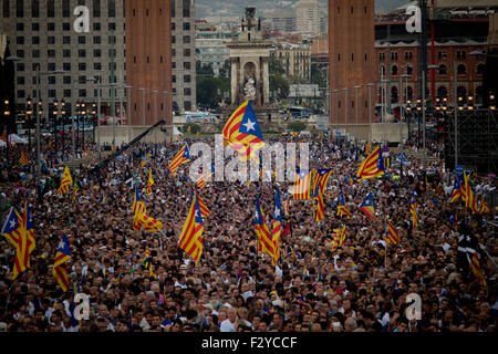 Barcelona, Katalonien, Spanien. 25. Sep 2015. Estelades (katalanische trachtenden Fahnen) gelten während der abschließenden Kampagne-Rallye "Junts PEL Si" (gemeinsam für Ja) in Barcelona am 25. September 2015. Am kommenden Sonntag findet Regionalwahlen in Katalonien statt. Umfragen zeigen, dass Unabhängigkeit Parteien die absolute Mehrheit erhalten könnte. Bildnachweis: Jordi Boixareu/ZUMA Draht/Alamy Live-Nachrichten Stockfoto