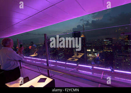 Manila, Philippinen -Sept 24, 2015: ein Fremder Besucher unter Bild Ortigas Center Skyline in Metro Manila, Philippinen Stockfoto