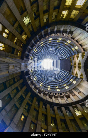 Ponte Städtebau inneren Zylinder. Ponte City ist eine berühmte Hochhaus im Stadtteil Hillbrow, Johannesburg. Stockfoto