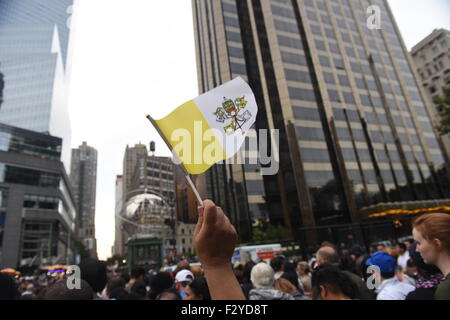 New York City, USA. 25. Sep 2015. Päpstliche Fahne hochgehalten mit Columbus Circle Weltkugel im Hintergrund. Papst Francis und sein Gefolge reiste von East Harlem nach Midtown Manhattan durch Central Park, wo Tausende versammelt hatten, um ihn vorbeiziehen zu sehen. Bildnachweis: Andy Katz/Pacific Press/Alamy Live-Nachrichten Stockfoto