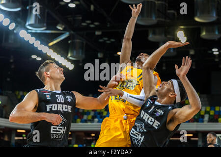 London, UK. 25. Sep 2015. London, UK.26th September 2015. London Lions Nick Lewis (m) soll für den Korb während der London Lions vs. Leeds Kraft BBL-Spiel in der Kupfer-Box-Arena im Olympiapark. London-Löwen gewinnen 99-60. Bildnachweis: Imageplotter/Alamy Live-Nachrichten Stockfoto