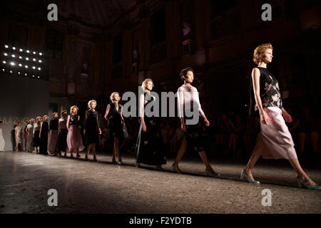 Mailand, Italien. 25. Sep 2015. Modelle zeigen Kreationen von chinesischen Designer Zhao Huizhou in Mailand, Italien, 25. September 2015. Bildnachweis: Jin Yu/Xinhua/Alamy Live-Nachrichten Stockfoto