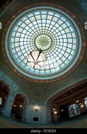 Ein Fischauge, weiten Winkel Blick auf Preston Bradley Hall und der weltweit größte Tiffany Glaskuppel. Chicago Cultural Center, Chicago. Stockfoto