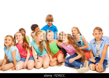 Große Gruppe von Kindern beim spielen Stockfoto