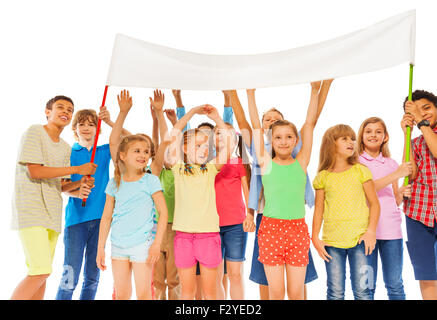 Gruppe von glücklichen Kindern halten leere weiße Fahne Stockfoto