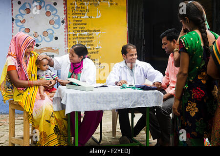 indische ländlichen Dorfbewohner Gruppe Menschenmassen medizinischen Check-Apotheke Stockfoto