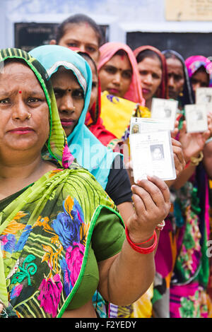 indische ländlichen Dorfbewohner Gruppe Menschenmassen Wahl Stimmen Stockfoto