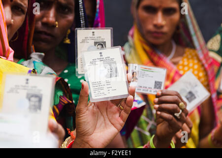 indische ländlichen Dorfbewohner Gruppe Menschenmassen Wahl Stimmen Stockfoto