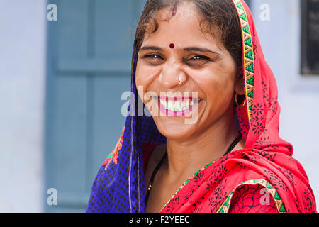 1 indische ländlichen Dorfbewohner Hausfrau Frau stehend Stockfoto