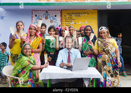 indische ländlichen Dorfbewohner Gruppe Massen Supervisor geben Geld Arbeitnehmer Stockfoto