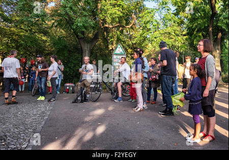 Berlin Veteranenstrasse Street Party - Veteran Straße Fest Einwohner auf Bürgersteig Straßenunterhaltung anhören Stockfoto