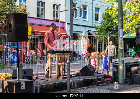 Berlin Veteranenstrasse Street Party - Street-Veteran Fest - Straßenmusiker unterhält Bewohner Stockfoto