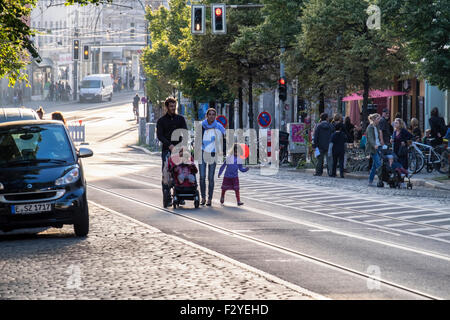 Berlin Veteranenstrasse Street Party - Street-Veteran Fest - Familie, Mann, Frau und zwei Kindern auf Verkehr frei Straße Stockfoto