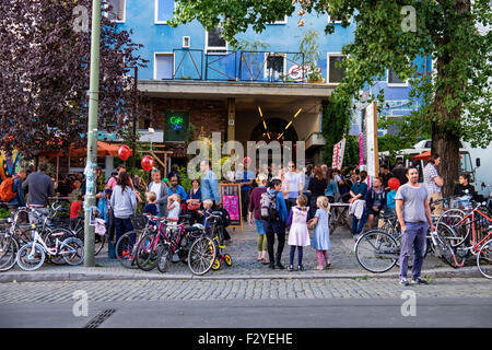 Berlin Veteranenstrasse Street Party - Street-Veteran Fest - Familien genießen Event im freien Verkehr Straße Stockfoto