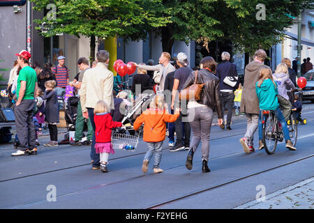 Berlin Veteranenstrasse Street Party - Street-Veteran Fest - Familien genießen Nachbarschaft Veranstaltung im freien Verkehr Straße Stockfoto