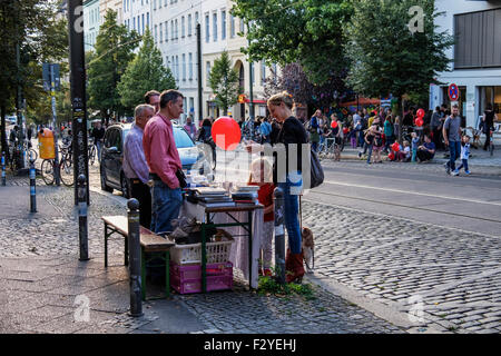 Berlin Veteranenstrasse Street Party - Street-Veteran Fest - Frau und Kind Shop am Flohmarkt-Stand in der verkehrsfreien Straße Stockfoto
