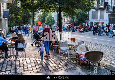 Berlin Veteranenstrasse Street Party - Street-Veteran Fest - freien Essensstände und Flohmarkt in verkehrsberuhigten Straße Stockfoto