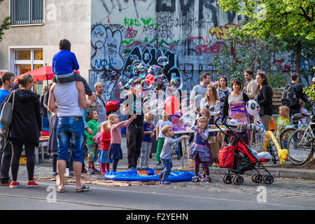 Berlin Veteranenstrasse Street Party - genießen Sie Veteran Fest Straßenkinder Blase weht in der verkehrsfreien Straße Stockfoto