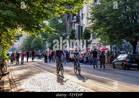 Berlin Veteranenstrasse Street Party - Street-Veteran Fest - Berlinern genießen Sie die Sonne auf der freien Straße Verkehr Stockfoto