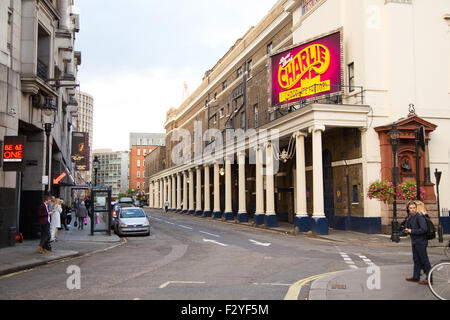 LONDON - 2. SEPTEMBER: Das äußere von Charlie und die Schokoladenfabrik-Theater am 2. September 2015 in London, England, Stockfoto