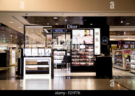 LONDON - 5. SEPTEMBER: Dior-Shop am Flughafen Heathrow am 5. September 2015 in London, England, Vereinigtes Königreich. Heathrow ist eines der Stockfoto
