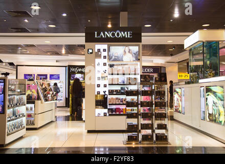 LONDON - 5. SEPTEMBER: Lancome-Shop am Flughafen Heathrow am 5. September 2015 in London, England, Vereinigtes Königreich. Heathrow ist einer der t Stockfoto