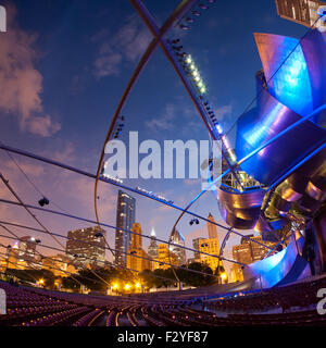 Ein Fischauge, breiten Winkel, Nachtansicht von Jay Pritzker Pavilion, Millennium Park und die Skyline von Chicago. Stockfoto