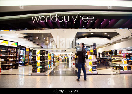 LONDON - 5. SEPTEMBER: Duty free Shop am Flughafen Heathrow am 5. September 2015 in London, England, Vereinigtes Königreich. Heathrow ist einer der Stockfoto