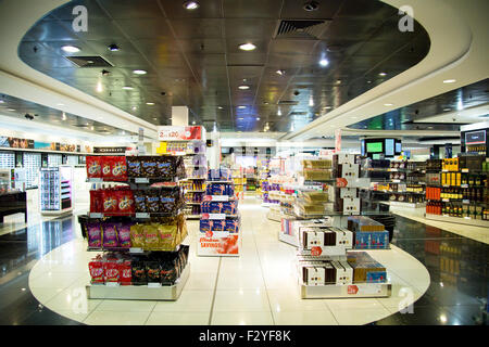 LONDON - 5. SEPTEMBER: Duty free Shop am Flughafen Heathrow am 5. September 2015 in London, England, Vereinigtes Königreich. Heathrow ist einer der Stockfoto