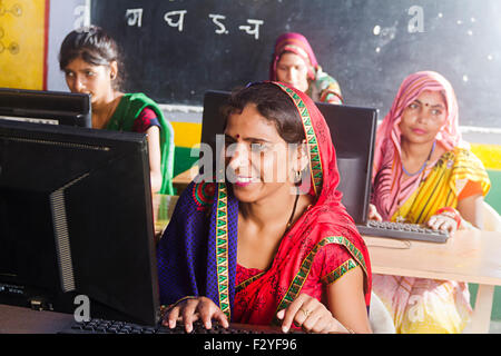 4 indischen ländlichen Dorfbewohner womans Schule computer Bildung Stockfoto