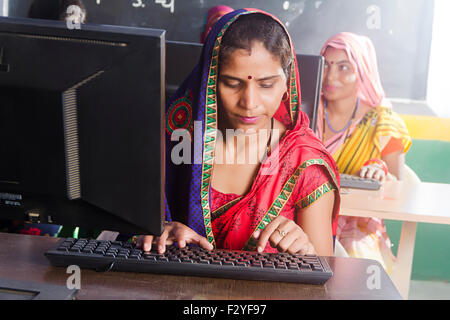 4 indische ländlichen Dorfbewohner Womans Schule Computer-Ausbildung Stockfoto