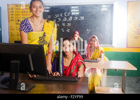 4 indische ländlichen Dorfbewohner Womans Schule Lehrer Computer Education Stockfoto