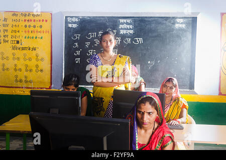 indische ländlichen Dorfbewohner Gruppe Menschenmassen Womans Schule Lehrer Computer Education Stockfoto