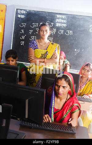 indische ländlichen Dorfbewohner Gruppe Menschenmassen Womans Schule Lehrer Computer Education Stockfoto