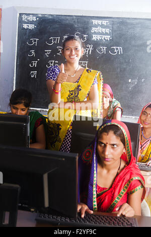 indische ländlichen Dorfbewohner Gruppe Menschenmassen Womans Schule Lehrer Computer Education Stockfoto