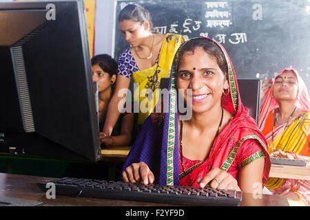 indische ländlichen Dorfbewohner Gruppe Menschenmassen Womans Schule Lehrer Computer Education Stockfoto