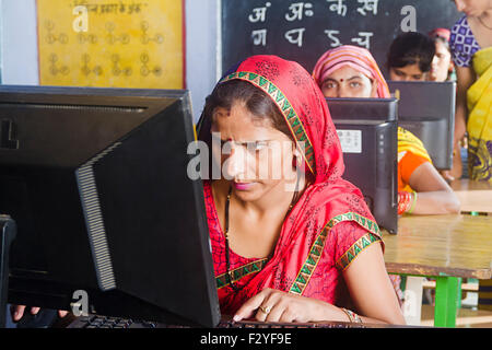 indische ländlichen Dorfbewohner Gruppe Menschenmassen Womans Schule Computer-Ausbildung Stockfoto