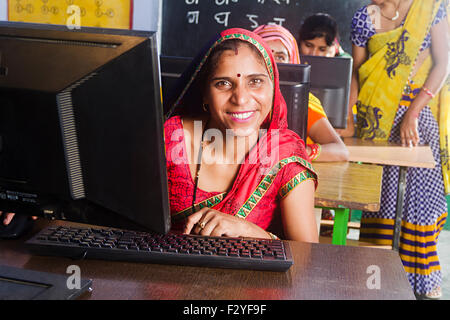 indische ländlichen Dorfbewohner Gruppe Menschenmassen Womans Schule Computer-Ausbildung Stockfoto