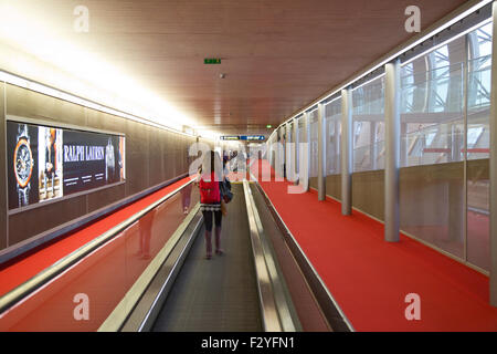 PARIS - 5. SEPTEMBER: Ankunft am Flughafen Charle de Gaulle am 5. September 2015 in Paris, Frankreich. Charle de Gaulle ist einer Stockfoto