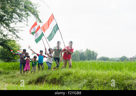 indische ländlichen Kinder Gruppe Massen Bauernhof Flagge flatternde Unabhängigkeitstag Stockfoto