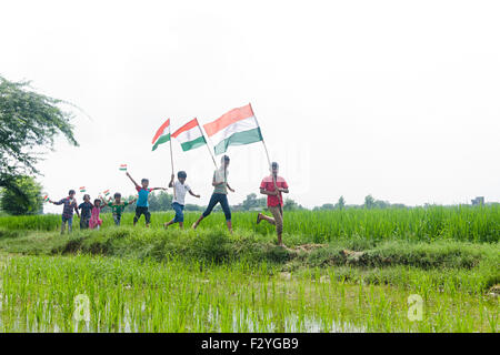 indische ländlichen Kinder Gruppe Massen Bauernhof Flagge flatternde Unabhängigkeitstag Stockfoto