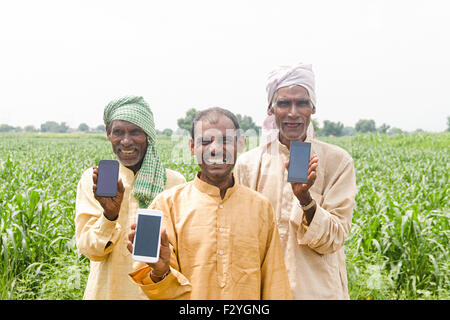 3 indischen ländlichen Bauern Bauernhof Handy Qualität zeigen Stockfoto