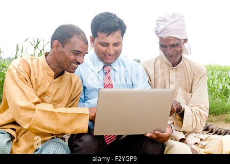 3 indische Geschäftsmann und ländlichen Bauer Bauernhof Laptop arbeiten Stockfoto