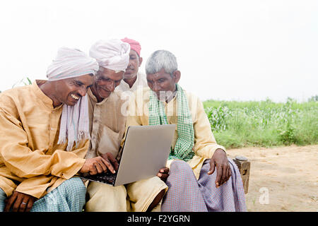 4 indischen ländlichen Bauern Bauernhof Laptop arbeiten Stockfoto