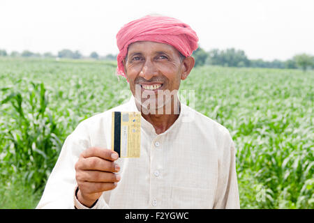 1 indische ländlichen Senior Bauer Bauernhof Kreditkarte zeigen Stockfoto