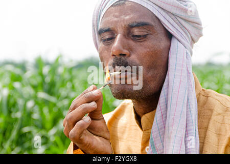 1 indische ländlichen Bauer Bauernhof Rauchen Bidi Stockfoto