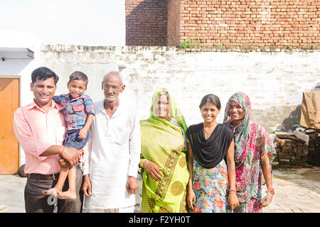 indische Gruppe Massen ländlichen Dorfbewohner Familie nach Hause stand Stockfoto